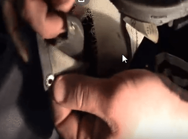 Крепление чехла кнопкой возле ручки МКПП Рено Логан