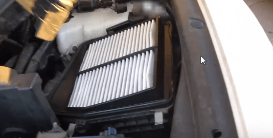 Снимаем воздушный фильтр двигателя Хонда Аккорд