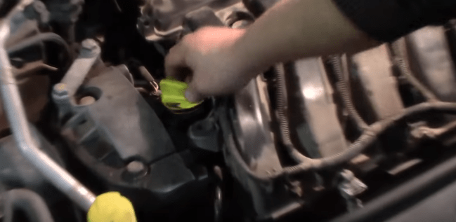 Крышка заливной горловины масла в двигатель Рено Меган 2
