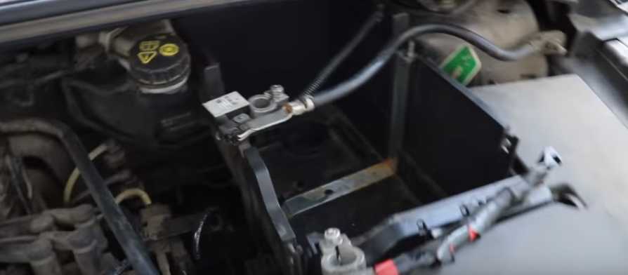 Снимаем аккумулятор Форд Фокус 3