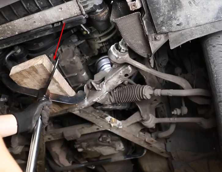 Снятие левой опоры двигателя BMW E39