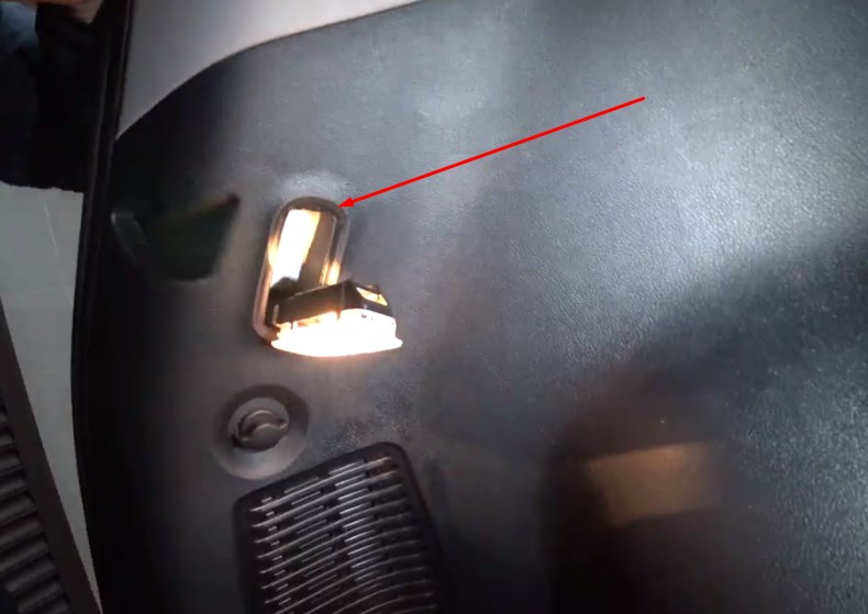 Замена лампы освещения багажника Киа Спортейдж 4